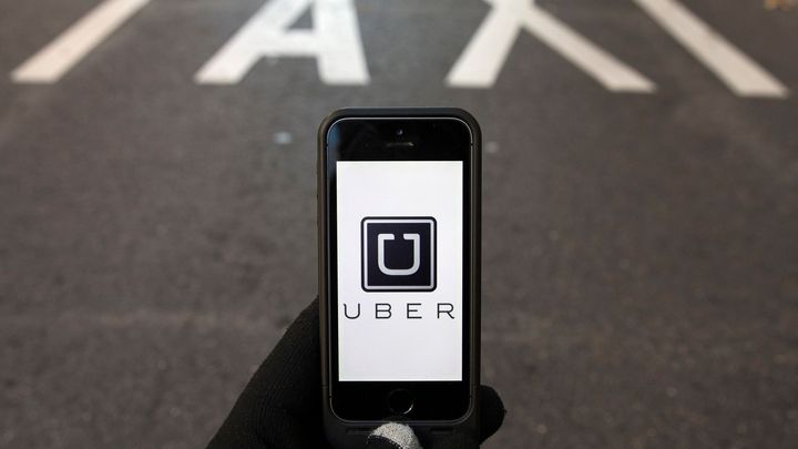 Taxikáři vyhráli, Německo zakázalo Uber. Porušuje zákony