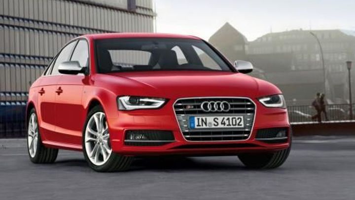 Audi svolává 850 tisíc vozů A4. Kvůli problémům s airbagy