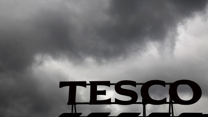 Tesco zavře přes 40 obchodů v Británii, láká na nižší ceny