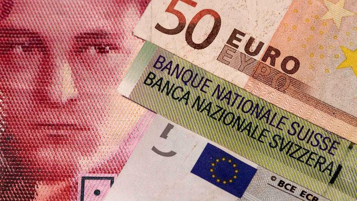 Brusel trestá bankovní giganty. Zaplatí přes 90 milionů eur