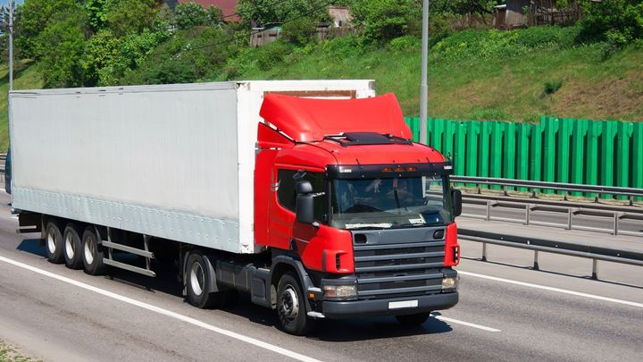 Zákaz předjíždění pro kamiony: Poslanci tlačí na omezení