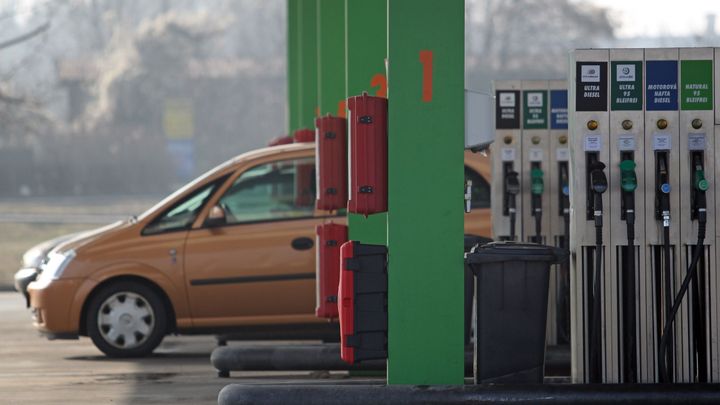 Ceny benzinu a nafty překonaly 32 korun, nejdražší je Praha