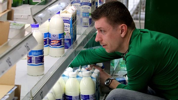 Česko se topí v přebytku mléka. Na ceně to ale nepoznáte
