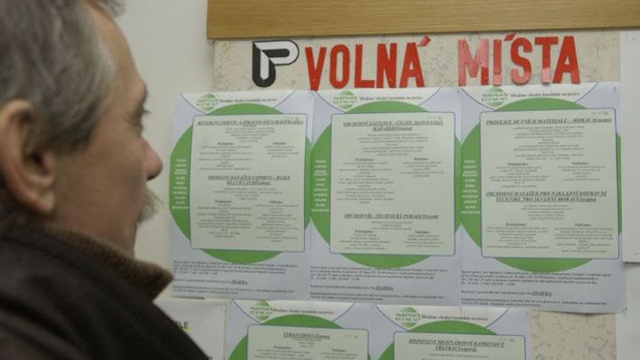 Nezaměstnaných je v Česku o 50 tisíc méně než před rokem