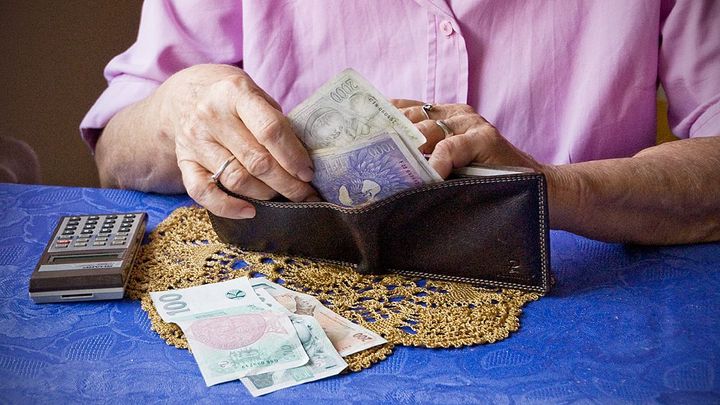 Průměrný důchod poprvé přesáhl 11 tisíc korun, spočítal úřad
