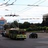 Vláda na první pohled neinvestuje do služeb, jakými jsou například městská doprava, takže po městě jezdí trolejbusy ještě z dob Sovětského svazu.