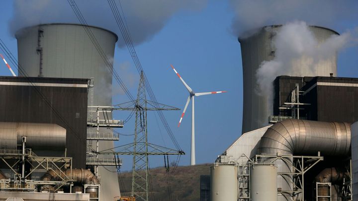 Zisk E.ONu klesl téměř o polovinu, zavře další elektrárny