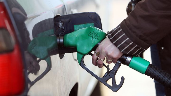 Ropa i pohonné hmoty zlevňují, marže pumpařů rostou