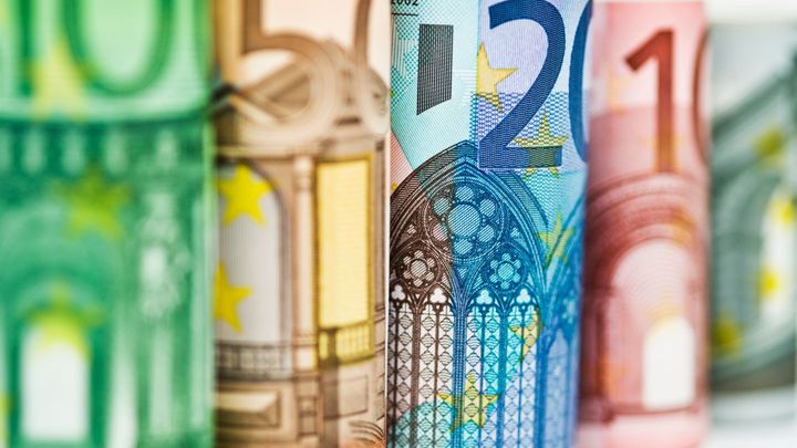 Euro pokračuje v propadu, kurz se brzy vyrovná dolaru