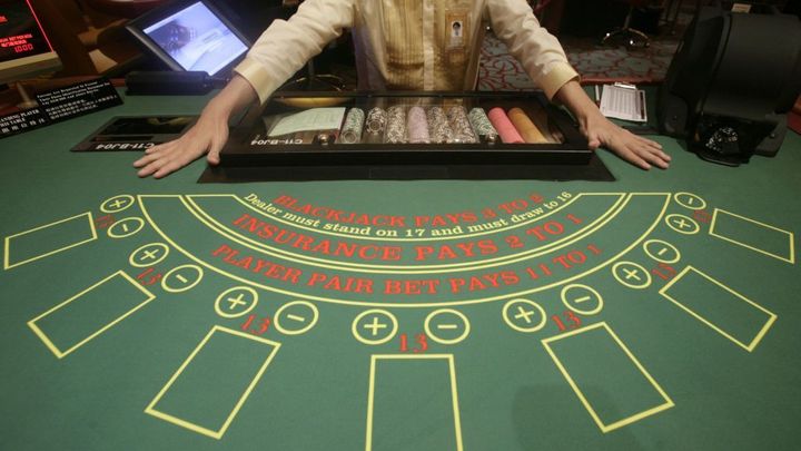 V kasinech bude muset být krupiér neustále, plánuje úřad