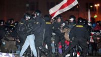 Běloruská milicija odvádí příznivce opozice