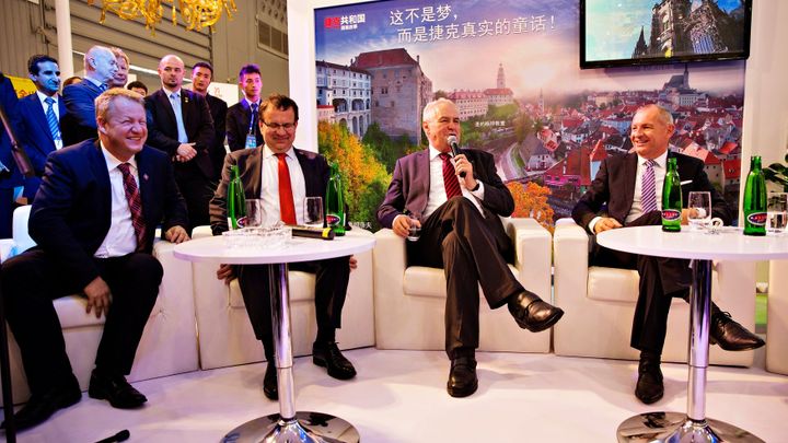 Konec víz pro Číňany a Bank of China v Česku, plánuje Zeman