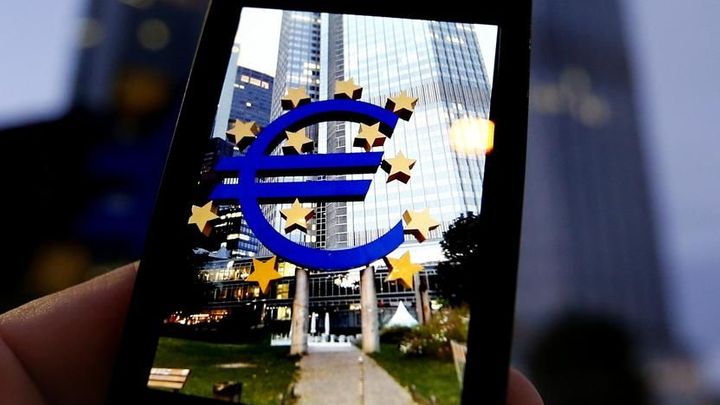 Daň z vkladů. Záporný úrok oslabí euro a podpoří inflaci