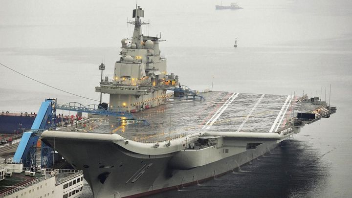 Čína chce zvýšit svou námořní sílu, staví letadlovou loď