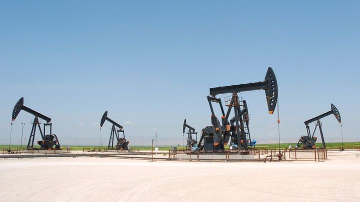 Cena ropy hlásí čtyřleté minimum. Reaguje na rozhodnutí OPEC