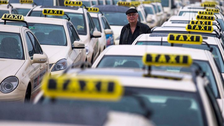 Evropská města ucpali taxikáři. Děsí je nová aplikace Uber