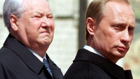 Demokracie většině Rusů příliš nechybí. Jednak se stačila v Jelcinově éře zdiskreditovat, jednak schází demokratická tradice, na kterou by se dalo navázat.
