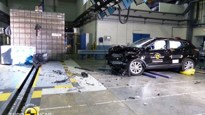 První crashtesty podle nových pravidel: Mercedes i Hyundai