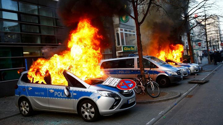 Protesty ve Frankfurtu. Výtržníci házeli na policisty kamení
