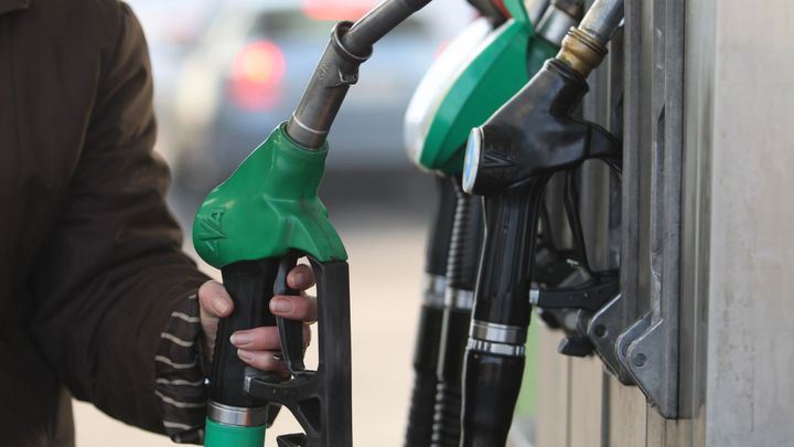 Průměrná cena benzinu a nafty klesla pod 30 korun za litr