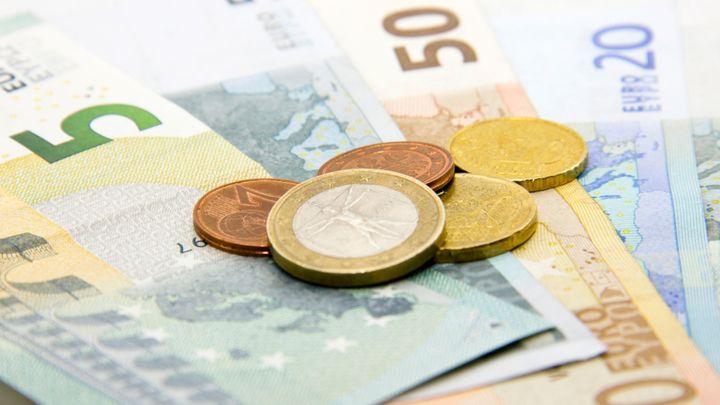Euro v Česku? To dříve zlevní na 25 korun, tvrdí analytik