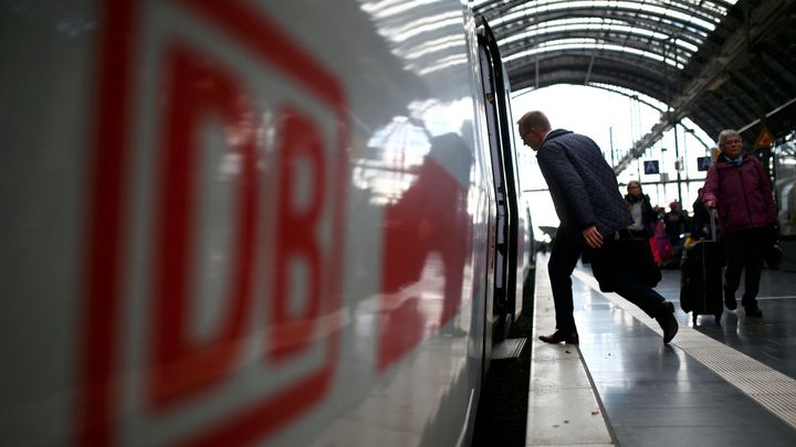 V Německu už nejezdí ani osobní vlaky. Stávka se dotýká i ČR