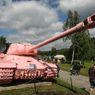 Vojenské muzeum v Lešanech vás vítá namířenou hlavní růžového tanku.