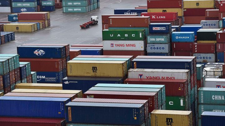 Přebytek zahraničního obchodu stoupl v únoru na 18 miliard