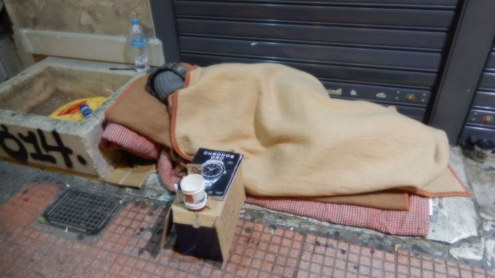 Bezdomovci se modlí, aby nespadli ještě níž. Reportáž z Atén
