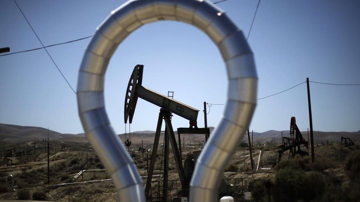 Cena ropy Brent po pěti a půl letech klesla pod 60 dolarů
