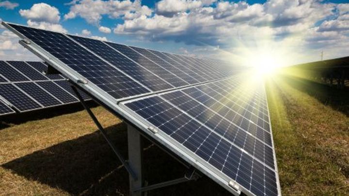 Speciální daň pro solárníky není protiústavní, potvrdil soud