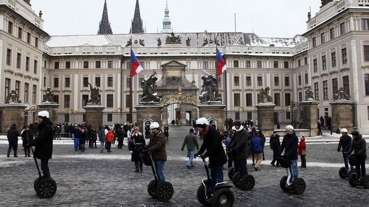 Ruských turistů přijelo do Česka o sedminu méně než loni