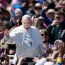 Papež František mezi věřícími na Svatopetrském náměstí po nedělní velikonoční mši.