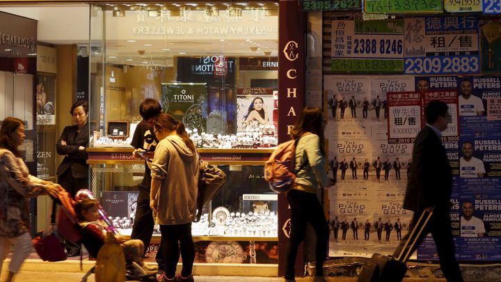 Čína omezí výjezdy za nákupy do přetíženého Hongkongu