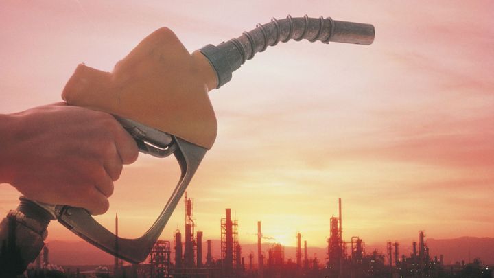 Cena benzinu a nafty loni klesla o víc než čtyři koruny