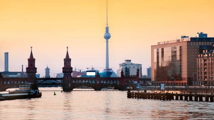 Berlín zavádí regulované nájemné, brání drahému bydlení