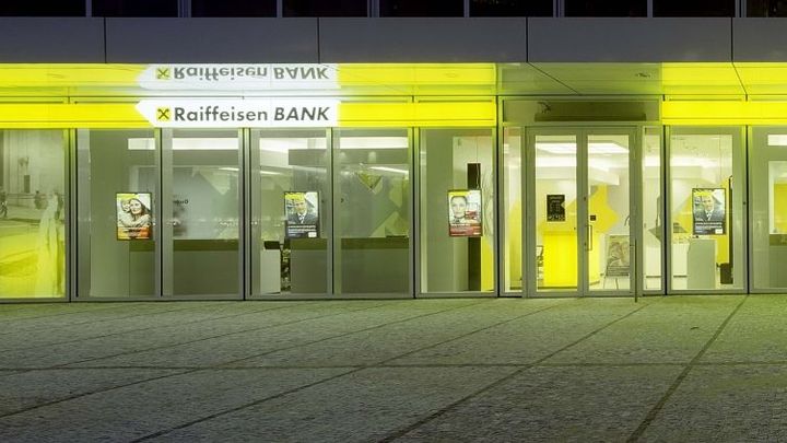Česká Raiffeisenbank zvýšila zisk, majitel je ale ve ztrátě