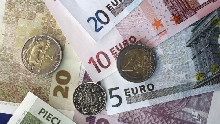 Podnikatelé: V Česku se má platit eurem. Proti jen čtvrtina