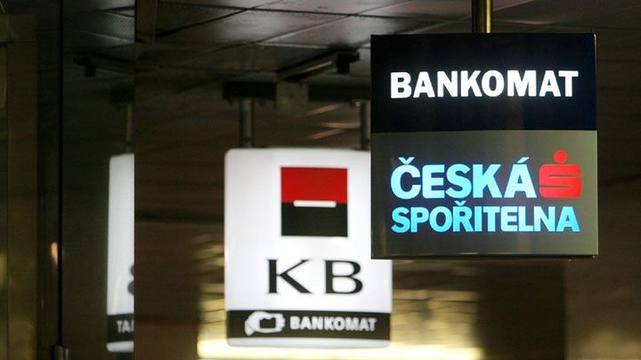 Zisk českých bank loni klesl na 61,4 miliardy korun