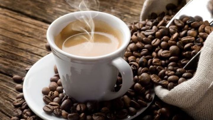 Rekordně levná káva končí, počasí žene cenu nahoru