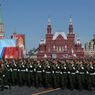 Rudé náměstí v Moskvě v pátek dopoledne zaplnily tisíce ruských vojáků.