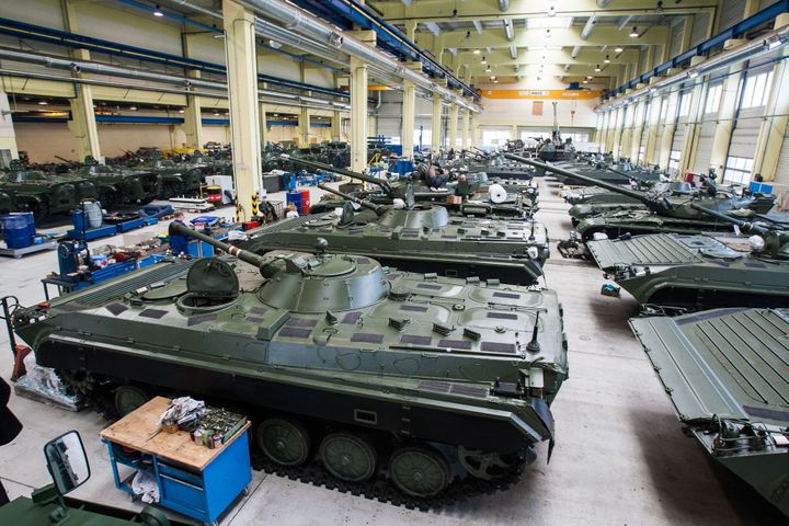 العراق يشتري 100 دبابه T-72 مستعمله مع مدرعات من التشيك  35ecdf2f3792982129f37d375dcd_w720_h480_g4c4da564ade611e49e4b0025900fea04