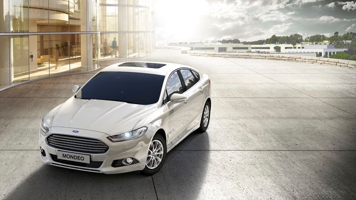 Ford začal nabízet mondeo v hybridní verzi. Je to sedan