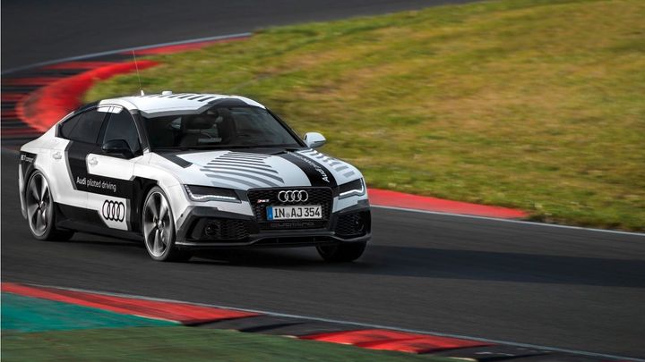 Audi RS7 jede závod na okruhu před diváky. Ale bez řidiče