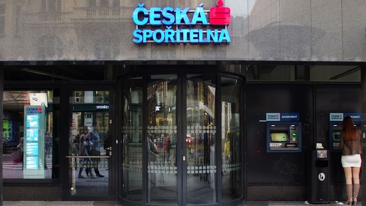 České spořitelně klesl zisk o více než osm procent