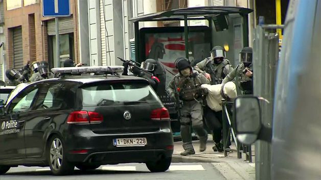 Belgická policie během razie, při níž byl zadržen Salah Abdeslam