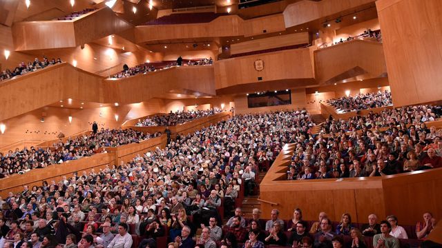 Tisíce lidí v koncertním sálu v Bilbau poslouchá českou klasickou hudbu.
