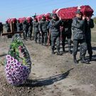 Hledá na Ukrajině mrtvé. Je to horší než válečná vřava, říká