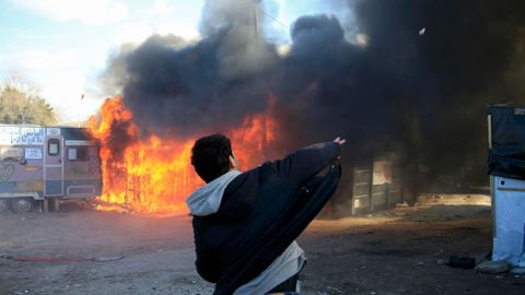 Obrazem: Ultimátum pro lidi z "Džungle" vypršelo. Tábor u Calais mizí v plamenech