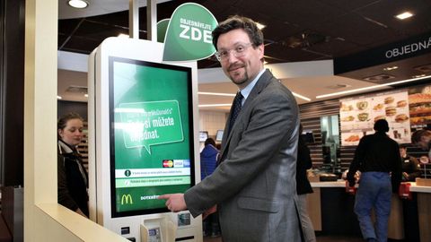 McDonald’s mění systém prodeje v Česku. Nově dostanete možnost vytvořit si vlastní hamburger